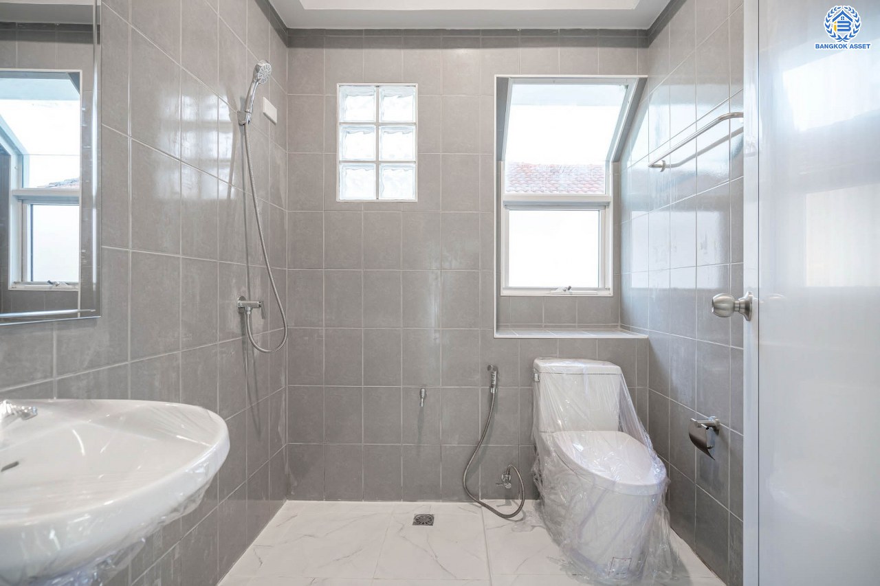 บ้านมือสองตกแต่งใหม่ โครงการ ชลลดา วัดลาดปลาดุก คุณภาพระดับ L&H บนเนื้อที่ 51.3 ตร.ว. ฟังก์ชัน 3 ห้องนอน 2 ห้องน้ำ 1 ที่จอดรถ บนทำเลศักยภาพ เชื่อมต่อหลายเส้นทาง ใกล้รถไฟฟ้าสายสีม่วง "สถานีคลองบางไผ่" และเซ็นทรัลเวสท์เกต...